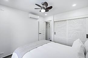 Modern Split-Level 2-Bedroom Condo with Pools, Terrace & Easy Beach Ac