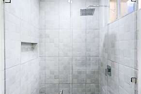 Modern Split-Level 2-Bedroom Condo with Pools, Terrace & Easy Beach Ac