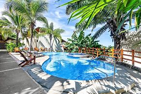 Modern Split-Level 2-Bedroom Condo with Pools, Terrace & Easy Beach Ac