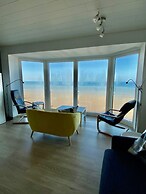 Cosy Renovated Flat on the Seafront