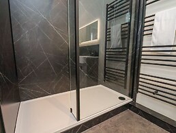 The Salisbury Apartment 404
