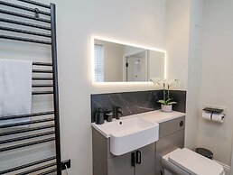 The Salisbury Apartment 404
