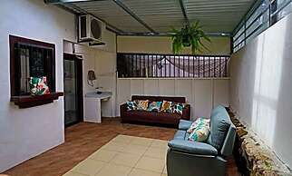 2-BD Unit with Pool, 2 Blocks from Beach