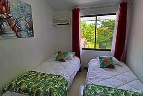 2-BD Unit with Pool, 2 Blocks from Beach