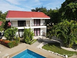 2-BD Unit with Pool, 2 Blocks from Beach