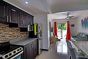 2-BD Unit with Pool, 2 Blocks from Beach
