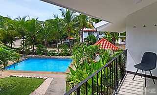 2-BD Unit with Pool, 2 Blocks from Beach