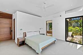 Luxurious Ultramodern Property with Private Suites, Infinity Pool, and
