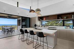 Luxurious Ultramodern Property with Private Suites, Infinity Pool, and