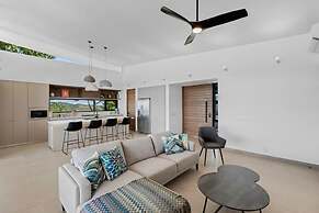 Luxurious Ultramodern Property with Private Suites, Infinity Pool, and