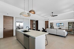 Luxurious Ultramodern Property with Private Suites, Infinity Pool, and