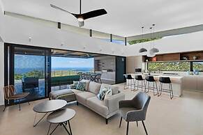 Luxurious Ultramodern Property with Private Suites, Infinity Pool, and