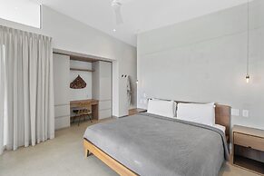 Luxurious Ultramodern Property with Private Suites, Infinity Pool, and