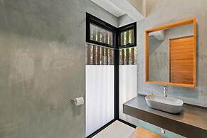 Luxurious Ultramodern Property with Private Suites, Infinity Pool, and