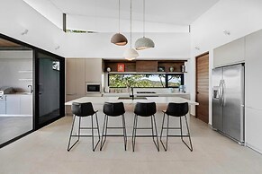 Luxurious Ultramodern Property with Private Suites, Infinity Pool, and