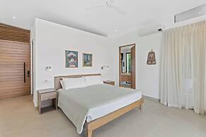 Luxurious Ultramodern Property with Private Suites, Infinity Pool, and