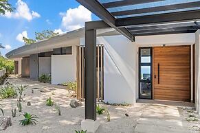 Luxurious Ultramodern Property with Private Suites, Infinity Pool, and