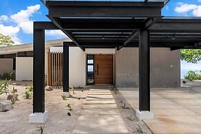 Luxurious Ultramodern Property with Private Suites, Infinity Pool, and