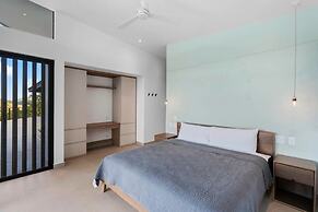Luxurious Ultramodern Property with Private Suites, Infinity Pool, and