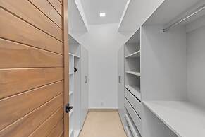 Luxurious Ultramodern Property with Private Suites, Infinity Pool, and