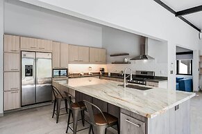 Brand-New 6BD Giant with Private Pool by SPCR