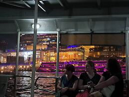 BEAT. Warii Hostel at Chaophraya River