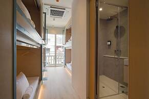 BEAT. Warii Hostel at Chaophraya River