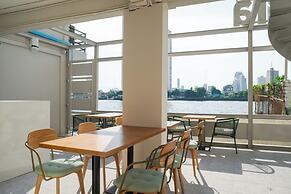 BEAT. Warii Hostel at Chaophraya River