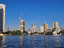 BEAT. Warii Hostel at Chaophraya River