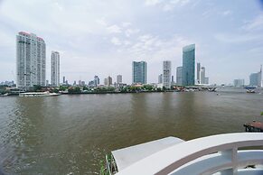 BEAT. Warii Hostel at Chaophraya River