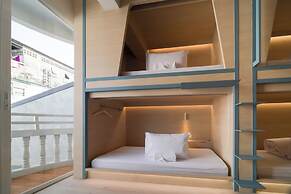 BEAT. Warii Hostel at Chaophraya River