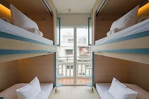 BEAT. Warii Hostel at Chaophraya River