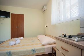 Inviting Studio Apartment in Primosten
