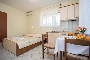 Inviting Studio Apartment in Primosten