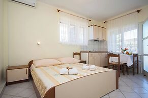 Inviting Studio Apartment in Primosten