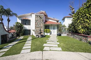 Spacious House with Pool