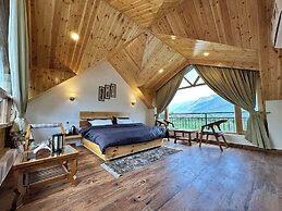 Crimson inn by Senderos De Pine