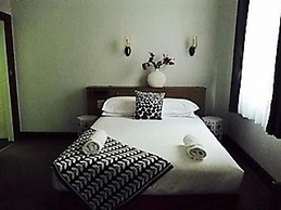 Burkes Hotel Motel