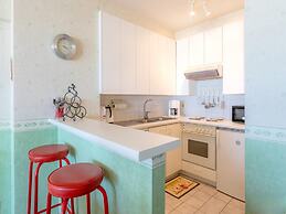 Spacious Pleasant Flat Located on the Seafront