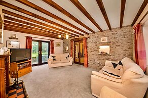 Cottage in Alstonefield Near Peak District Trails