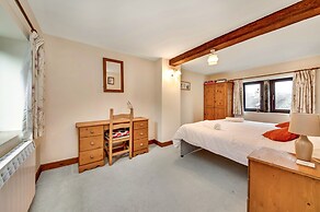Cottage in Alstonefield Near Peak District Trails