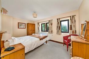 Cottage in Alstonefield Near Peak District Trails