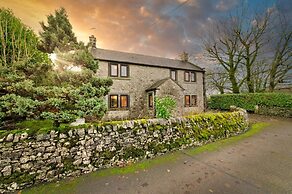 Cottage in Alstonefield Near Peak District Trails