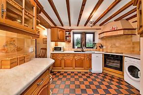 Cottage in Alstonefield Near Peak District Trails