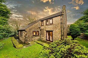 Cottage in Alstonefield Near Peak District Trails