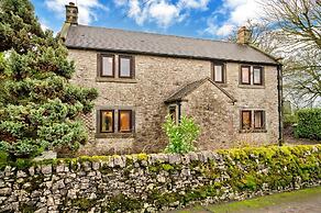 Cottage in Alstonefield Near Peak District Trails