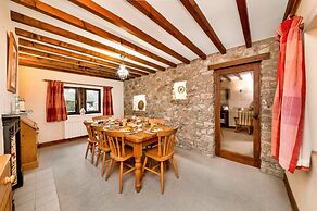 Cottage in Alstonefield Near Peak District Trails