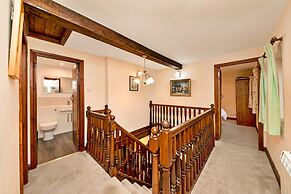 Cottage in Alstonefield Near Peak District Trails