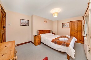 Cottage in Alstonefield Near Peak District Trails
