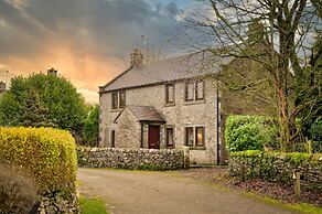 Cottage in Alstonefield Near Peak District Trails